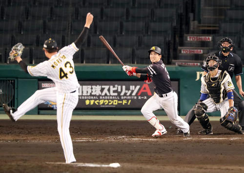 8回表ソフトバンク1死一塁、栗原は中越え適時二塁打を放つ(撮影・加藤哉)
