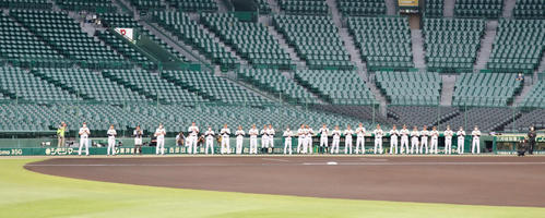 阪神対ソフトバンク 試合前に両軍ナインがグラウンドに整列し医療従事者へ拍手を送るフライデーオベーションが行われた(撮影・加藤哉)