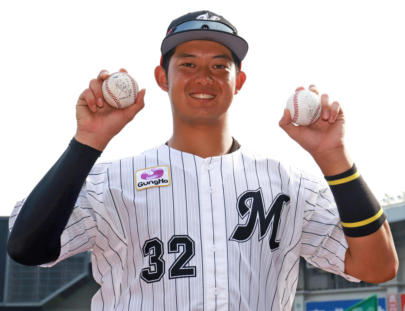 試合後、この日2本塁打のロッテ佐藤は打球を手に笑顔を見せる（撮影・垰建太）