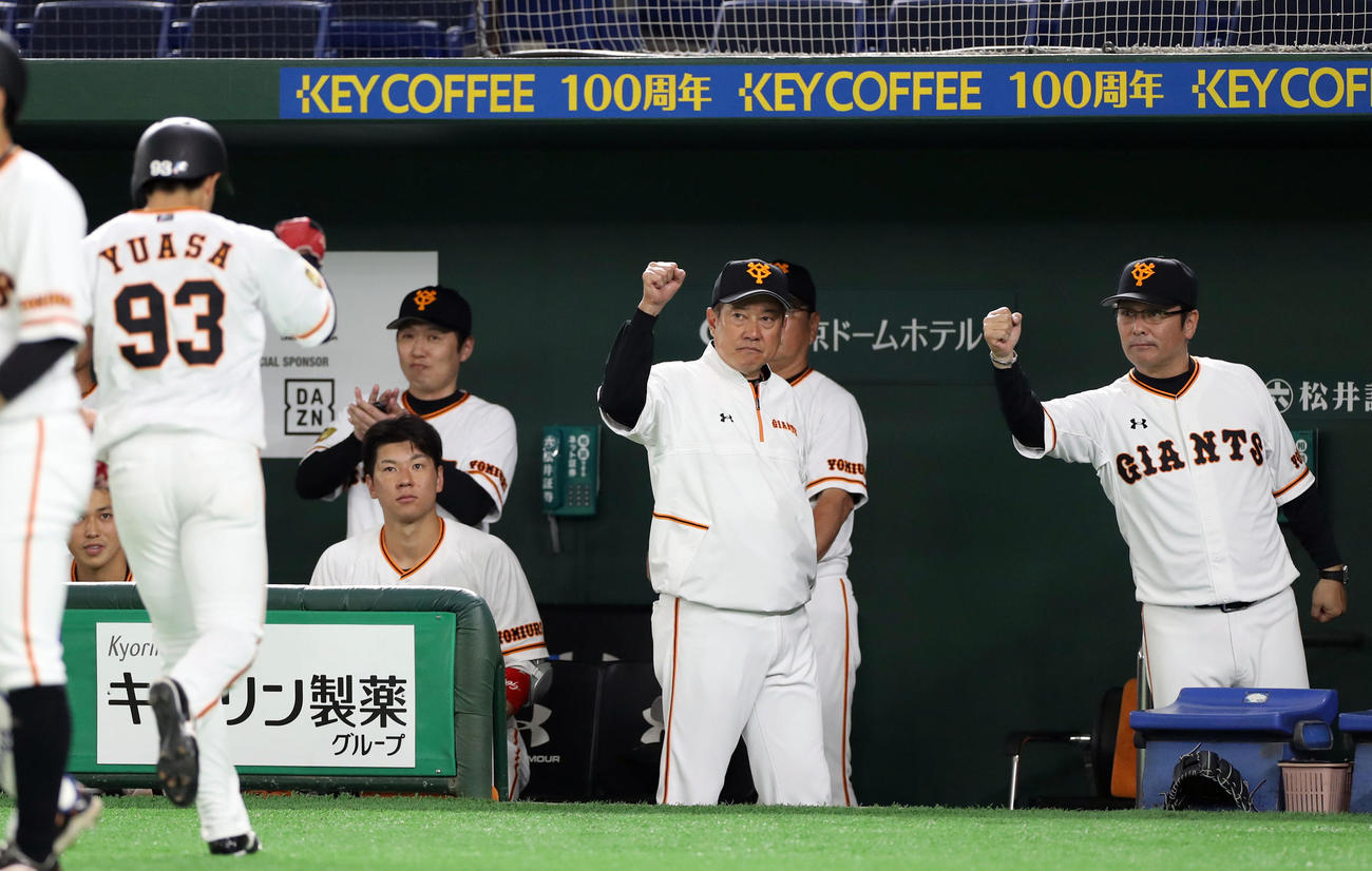 練習試合巨人対ヤクルト　9回裏巨人無死一、二塁、陽岱鋼の適時二塁打で生還した湯浅（手前）を力強いグーポーズで迎える原監督（中央）（撮影・狩俣裕三）