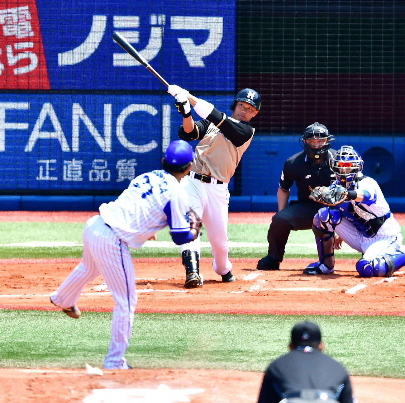 DeNA対日本ハム　1回表日本ハム2死一塁、王柏融はDeNA先発の今永（左）から右越え2点本塁打を放つ（撮影・小沢裕）