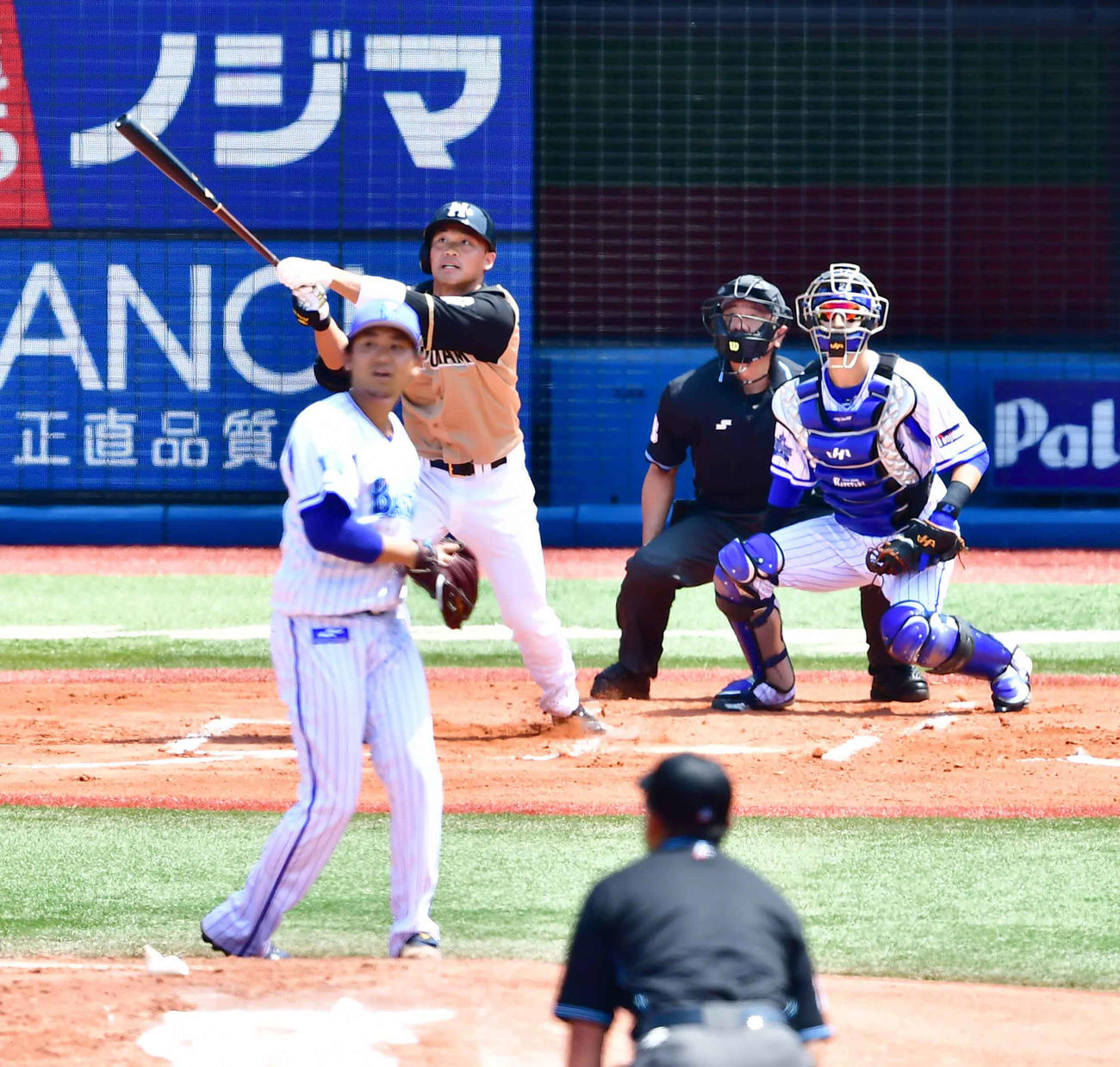 DeNA対日本ハム　1回表日本ハム2死一塁、王柏融はDeNA先発の今永（左）から右越え2点本塁打を放つ（撮影・小沢裕）