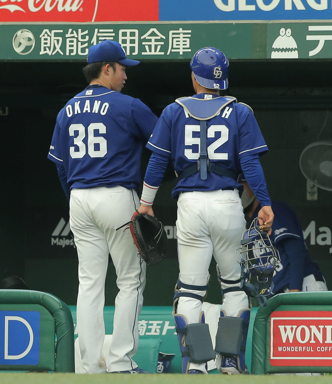 西武対中日　4回裏を抑え、中日加藤（右）と会話しベンチへ戻る岡野（撮影・河田真司）