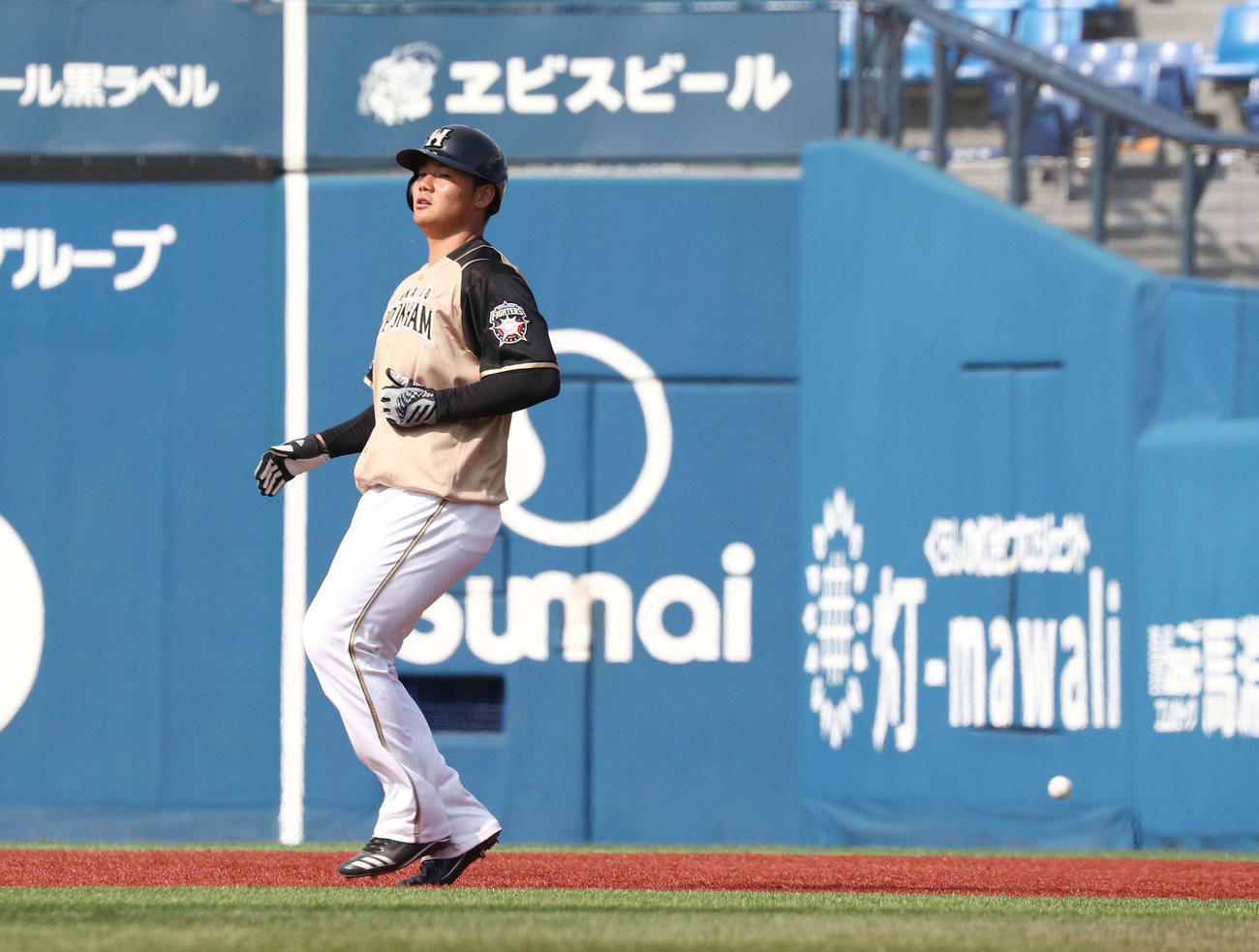 DeNA対日本ハム　8回表日本ハム2死一塁、谷口の打球が一塁走者の清宮に当たる（撮影・黒川智章）