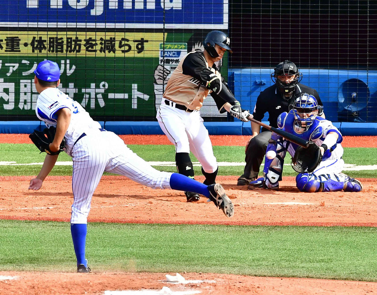 DeNA対日本ハム　8回表日本ハム2死一塁、代打谷口はDeNA4番手の三上から一、二塁間に打球を放つ（撮影・小沢裕）