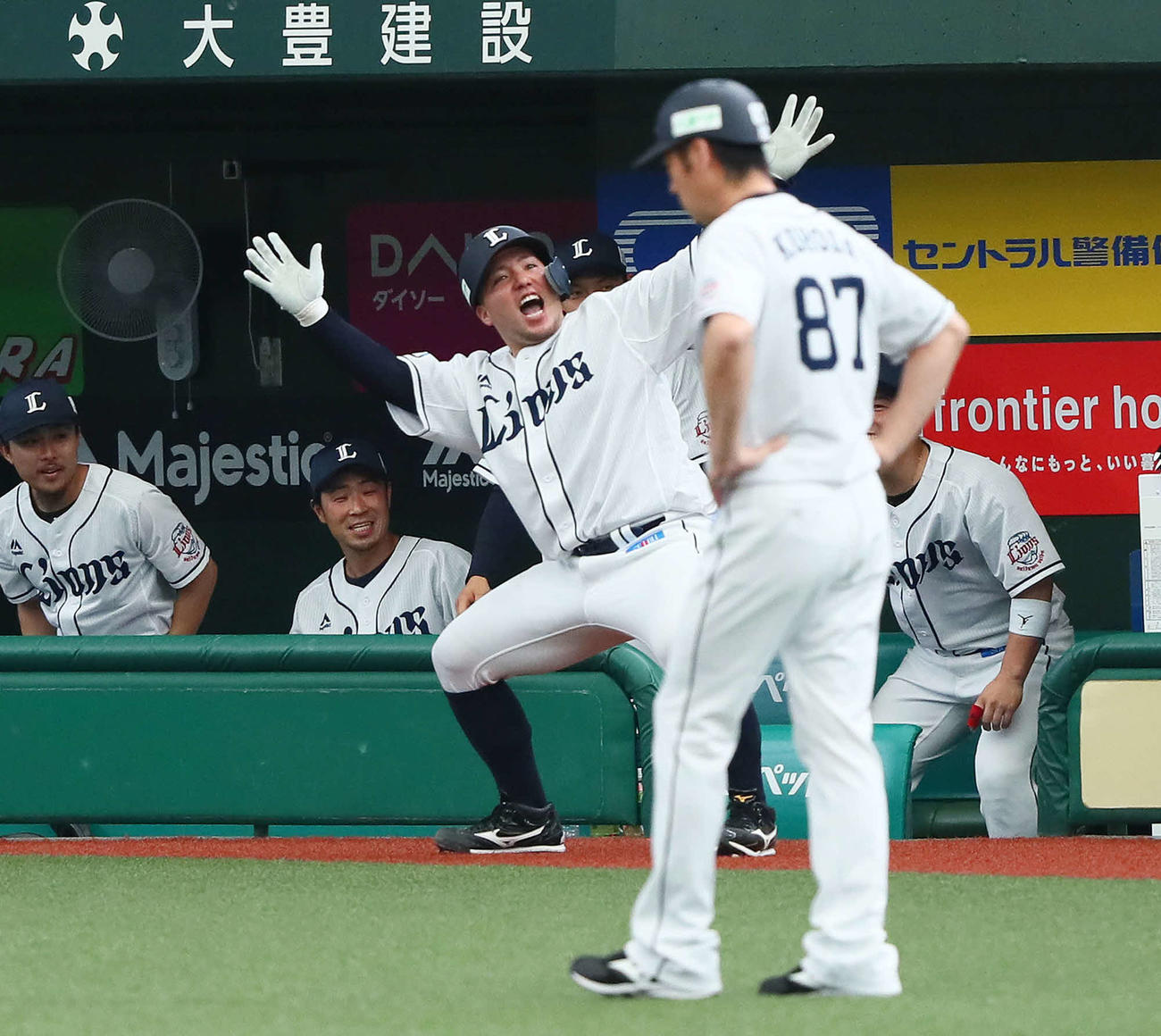 西武対中日　6回裏西武無死一塁、左越え2点本塁打を放ち「どすこいポーズ」を決める山川（撮影・足立雅史）