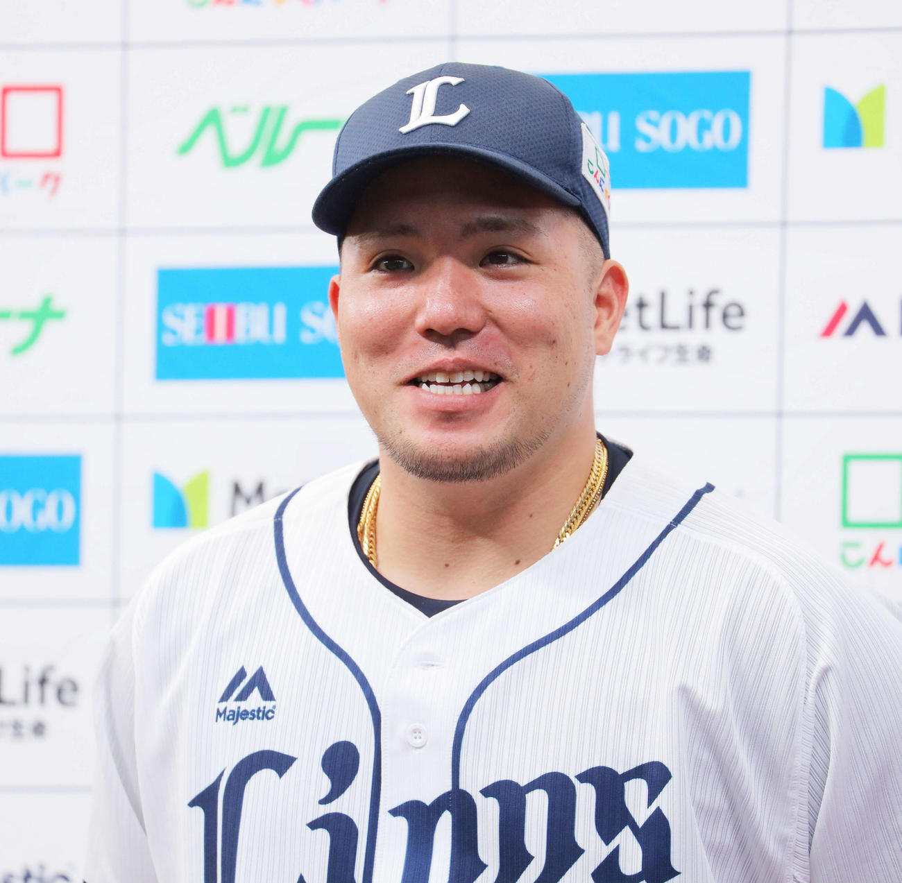 試合後のインタビューに笑顔で答える西武山川（撮影・河田真司）