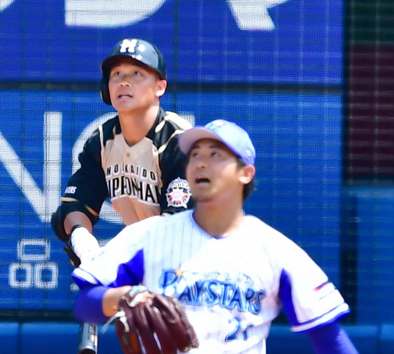 DeNA対日本ハム　1回表日本ハム2死一塁、王柏融（左）に右越えの2点本塁打を許すDeNA先発の今永（撮影・小沢裕）