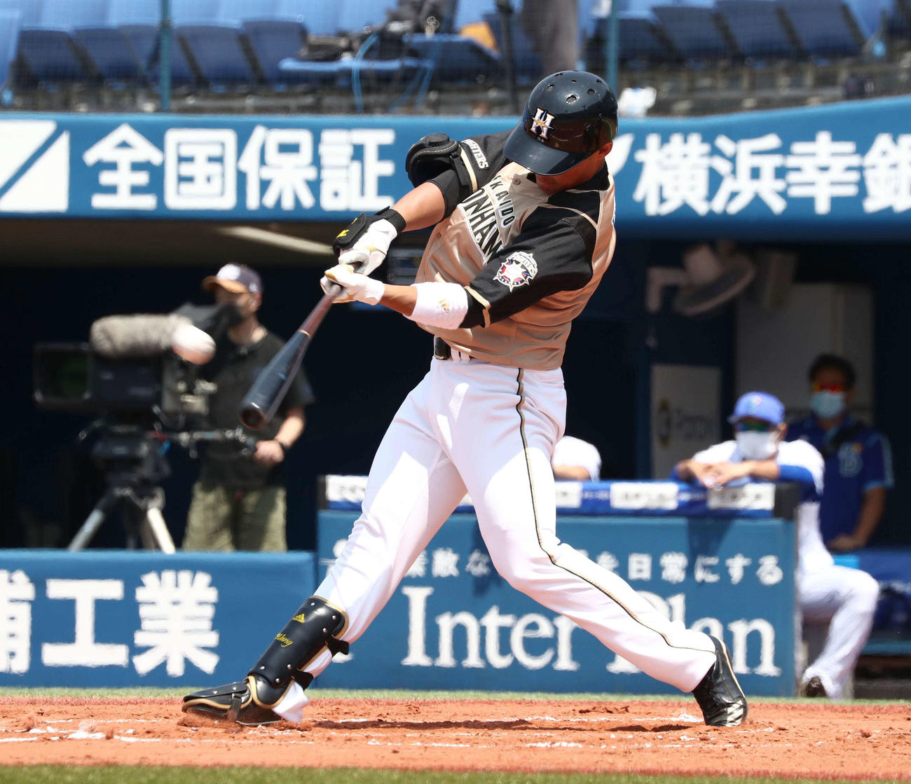 DeNA対日本ハム　1回表日本ハム2死一塁、右中間に2点本塁打を放つ王柏融（撮影・黒川智章）