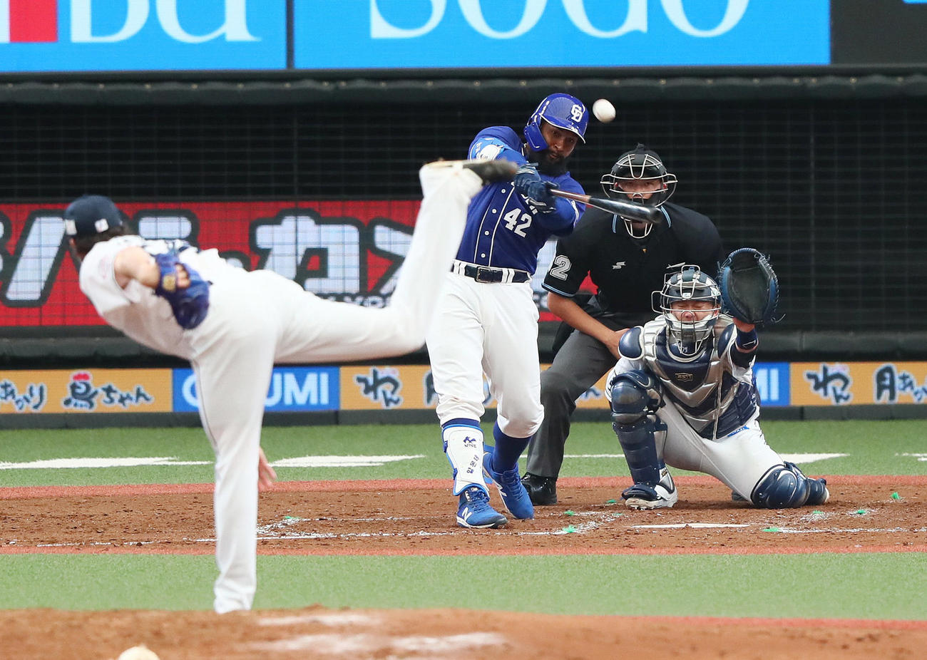 西武対中日　5回表中日1死、本塁打を放つアルモンテ（撮影・足立雅史）