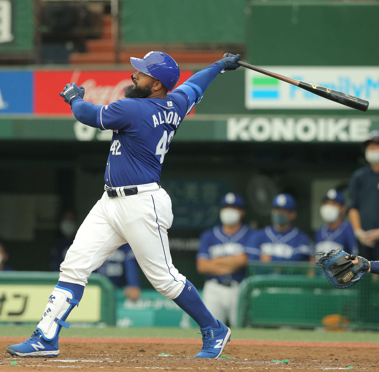 西武対中日　5回表中日1死、右越え本塁打を放つ中日アルモンテ（撮影・河田真司）