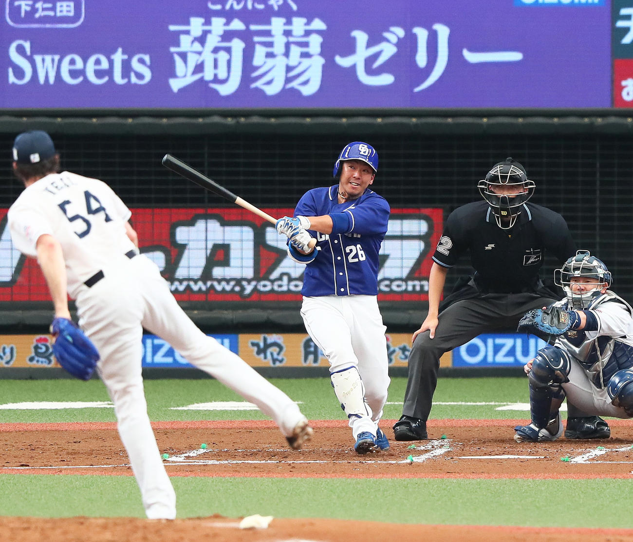 2回表中日1死一、二塁、井領は右越え2点本塁打を放つ。投手ニール（撮影・足立雅史）