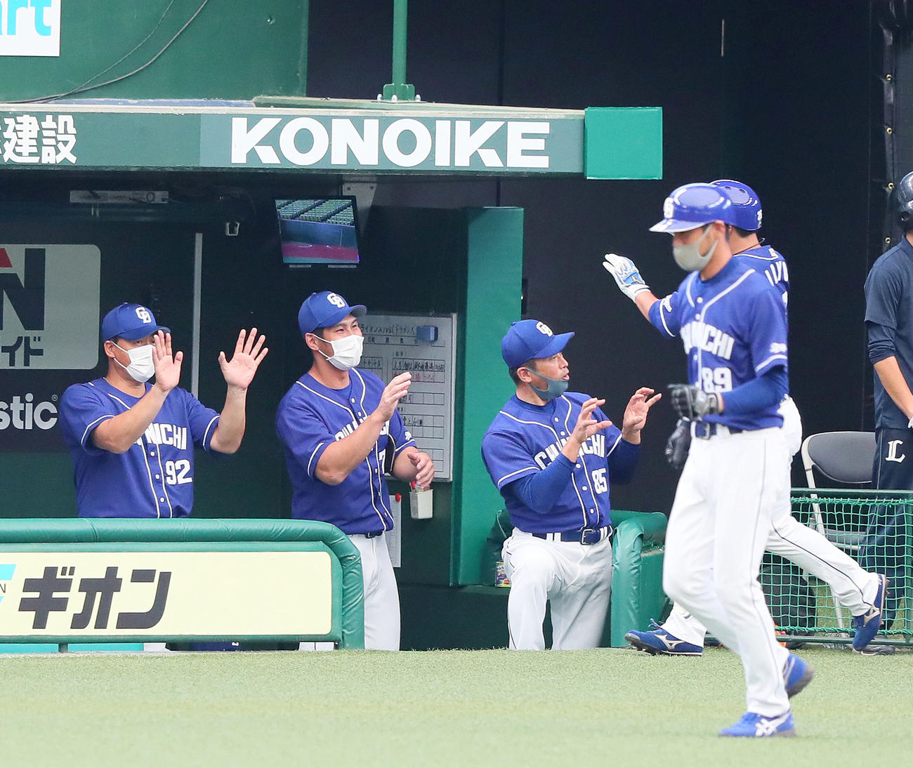 2回表中日1死一、二塁、右越え2点本塁打を放った井領をエアタッチで迎える与田監督（左）ら（撮影・足立雅史）