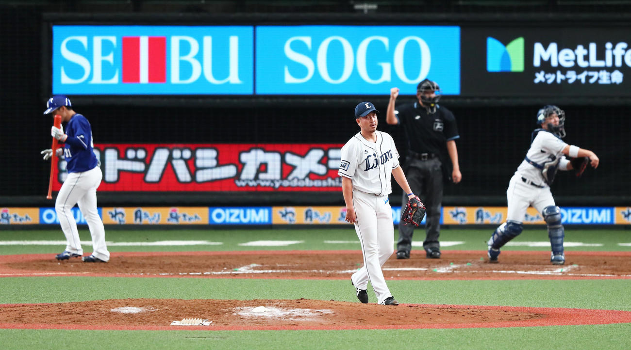 西武対中日　9回表中日無死、渡辺を空振り三振に仕留める宮川（撮影・足立雅史）