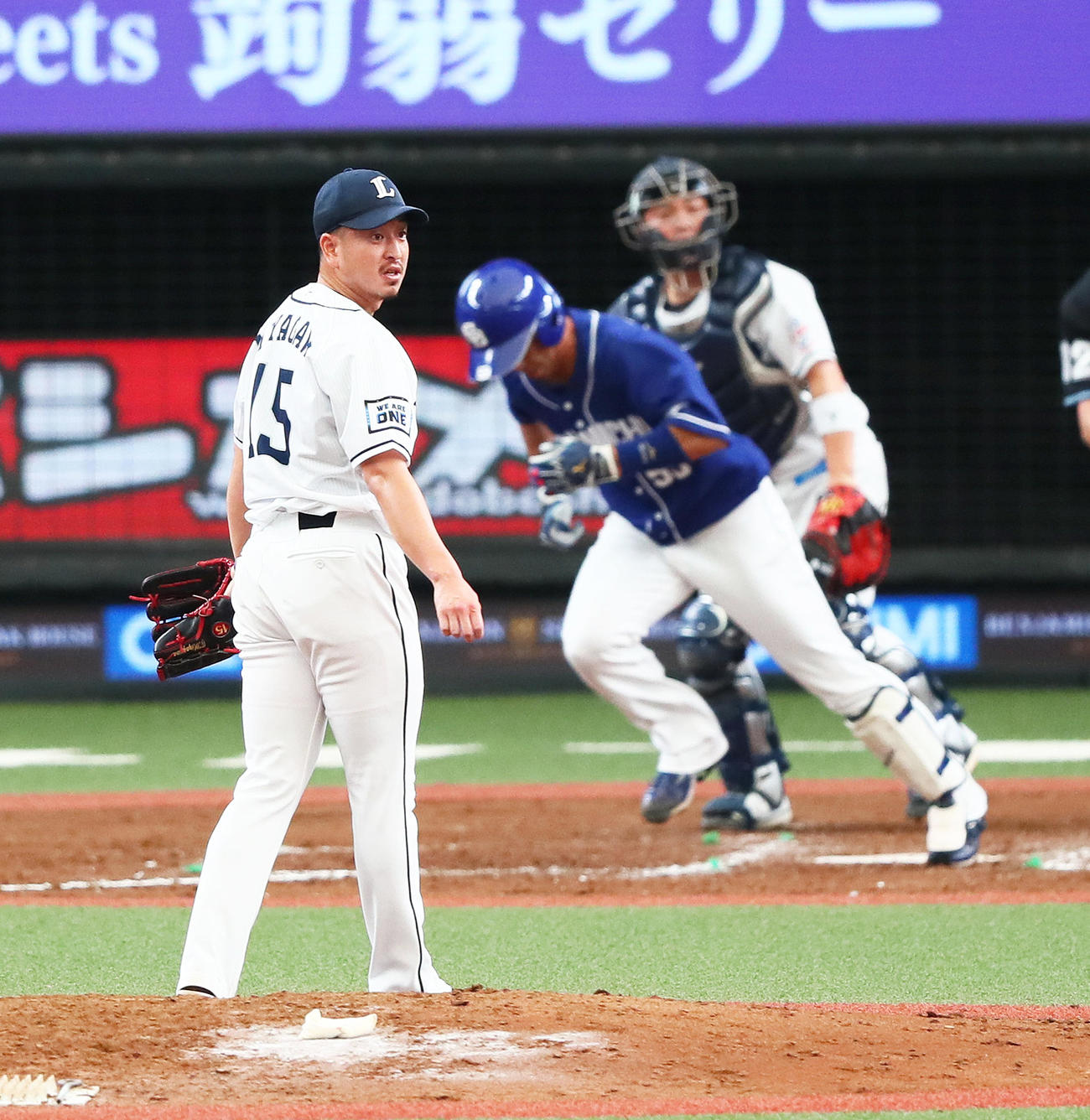 西武対中日　9回表中日2死一塁、代打福田を遊ゴロに仕留める宮川（撮影・足立雅史）