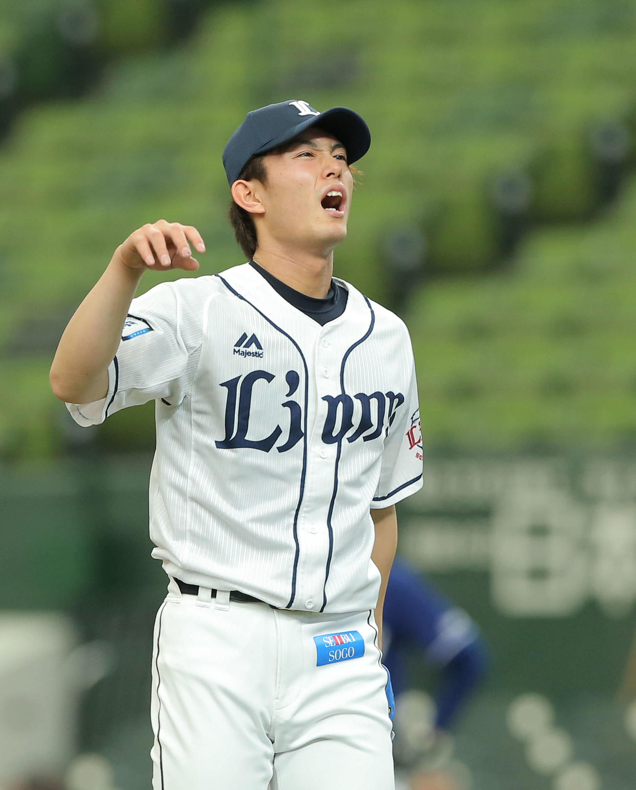 西武対中日　8回表を終えてベンチへ戻る西武今井（撮影・河田真司）