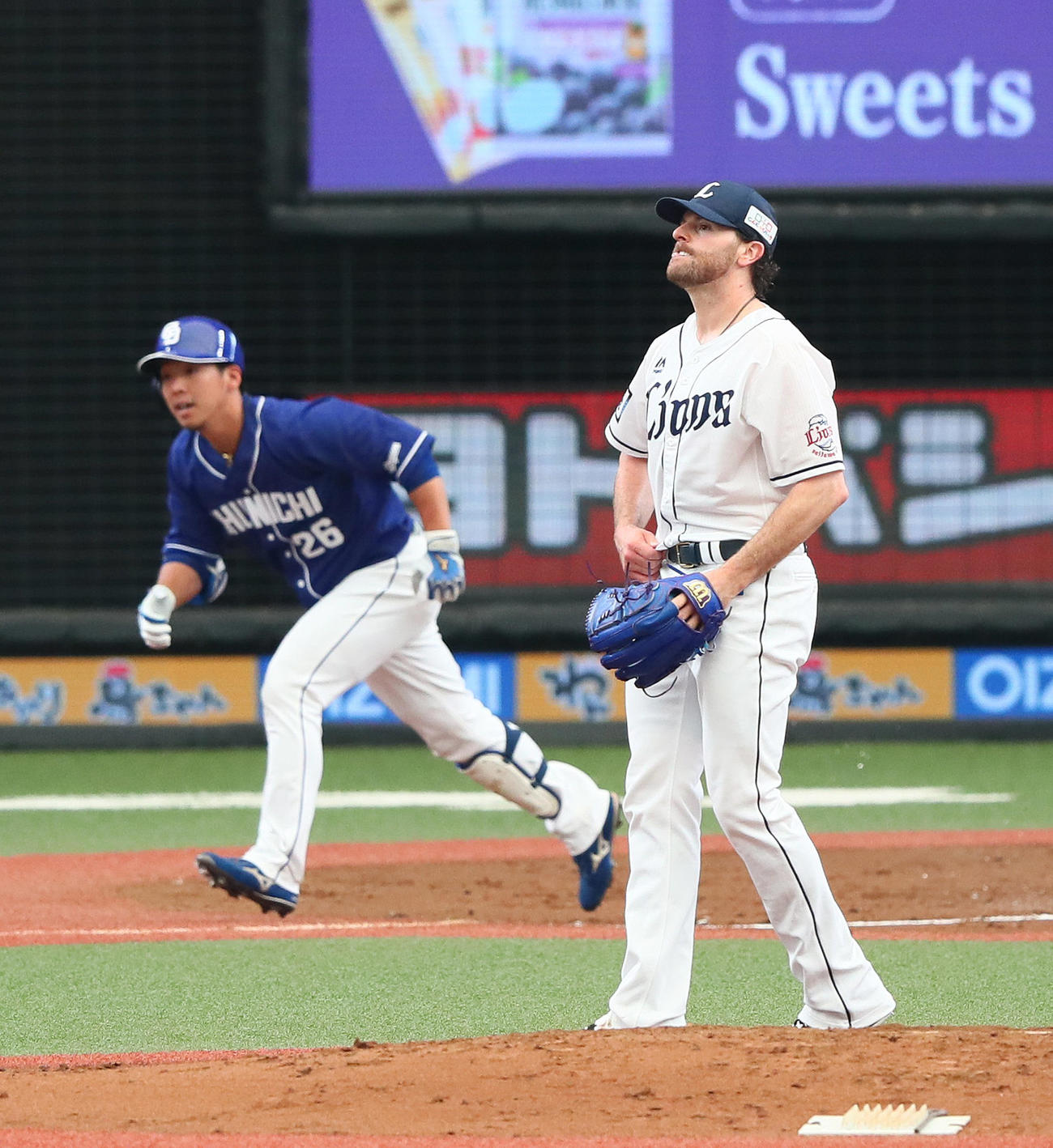 西武対中日　2回表中日1死一、二塁、井領に右越え2点本塁打を浴びるニール（撮影・足立雅史）