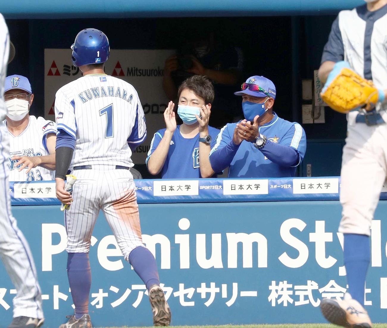 DeNA対日本ハム　7回裏DeNA、桑原が生還し手をたたくラミレス監督（撮影・黒川智章）