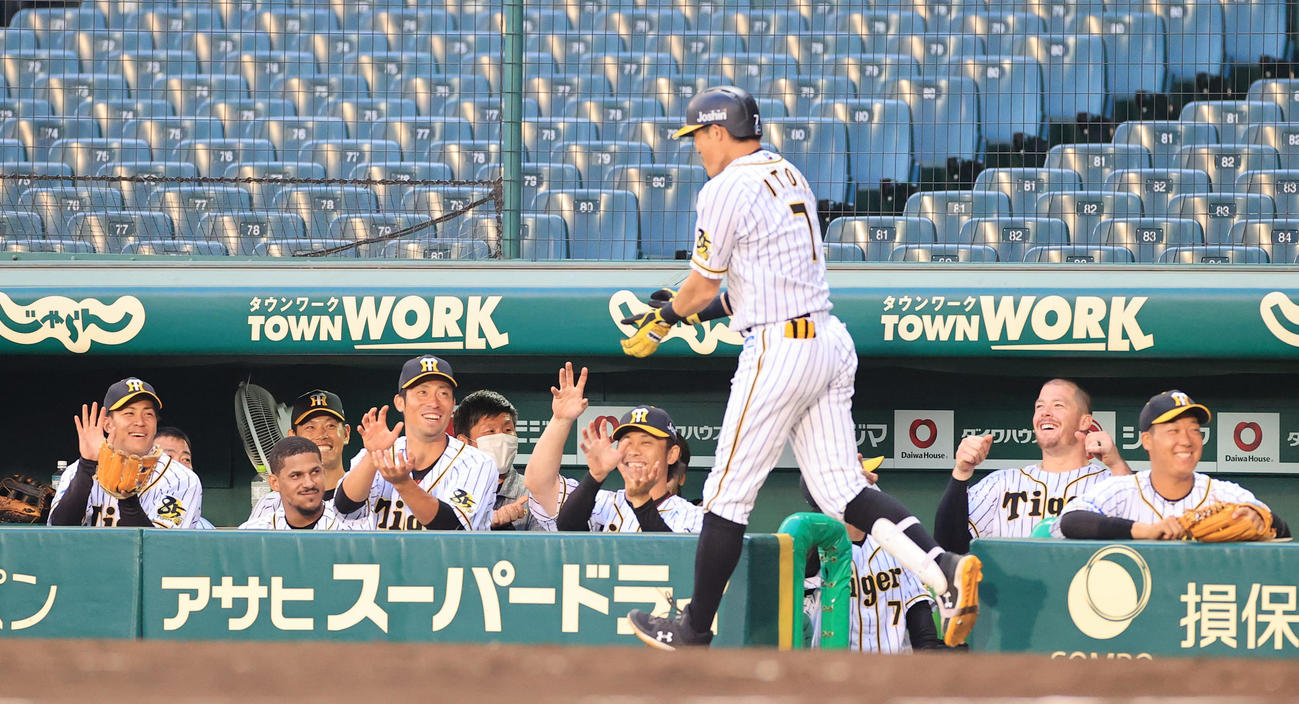 阪神対ソフトバンク　3回裏阪神2死一塁、左翼ポール直撃の逆転2点本塁打を放っち出迎えを受ける糸井嘉男（撮影・清水貴仁）