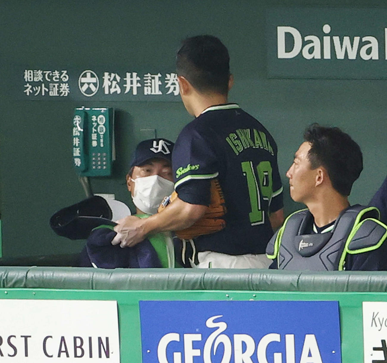巨人対ヤクルト　5回裏を終え、石川（中央）に声を掛ける高津監督（左）。右は嶋（撮影・河野匠）