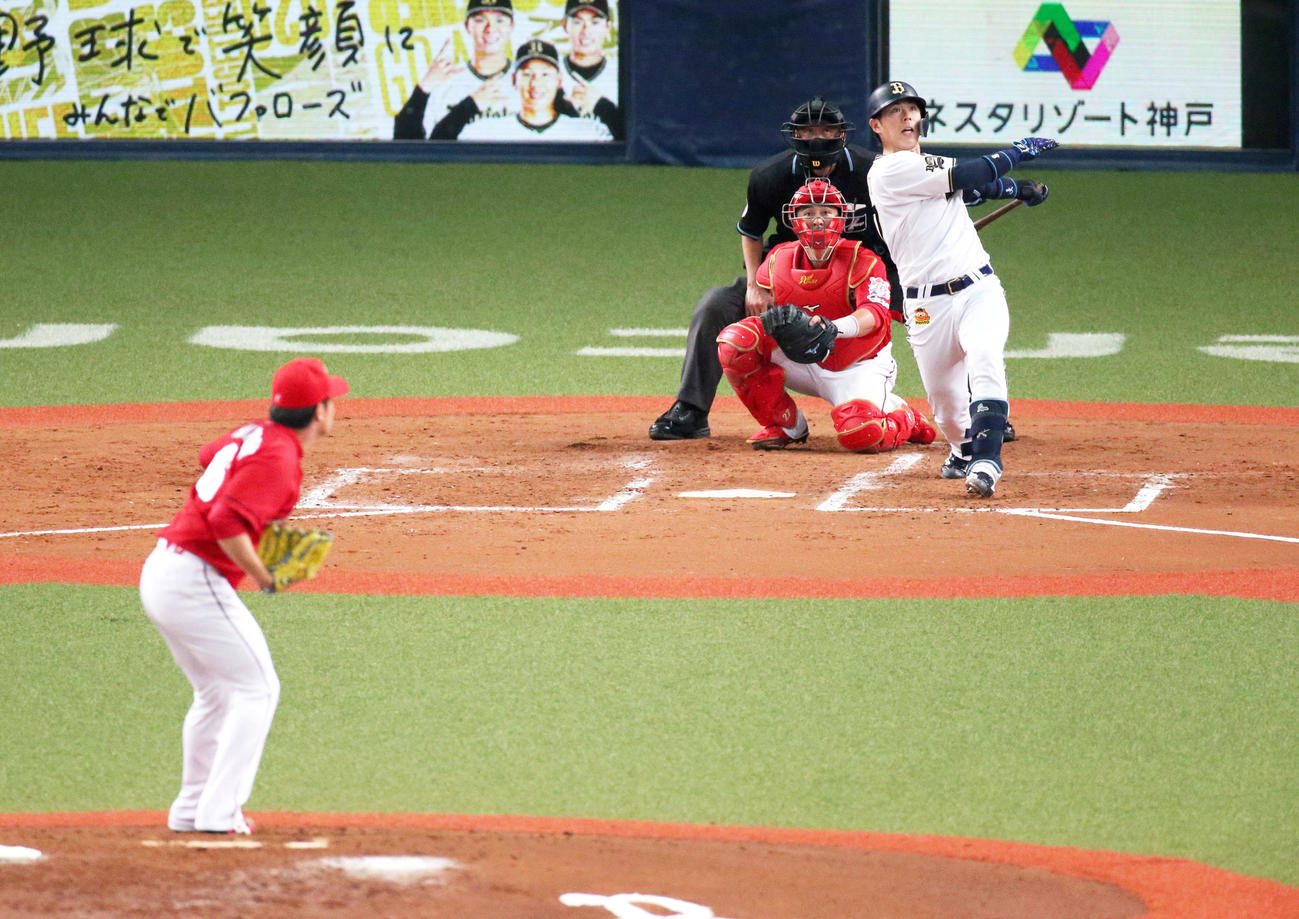 練習試合・オリックス対広島　5回裏オリックス無死、若月は左越え本塁打を放つ（撮影・上山淳一）