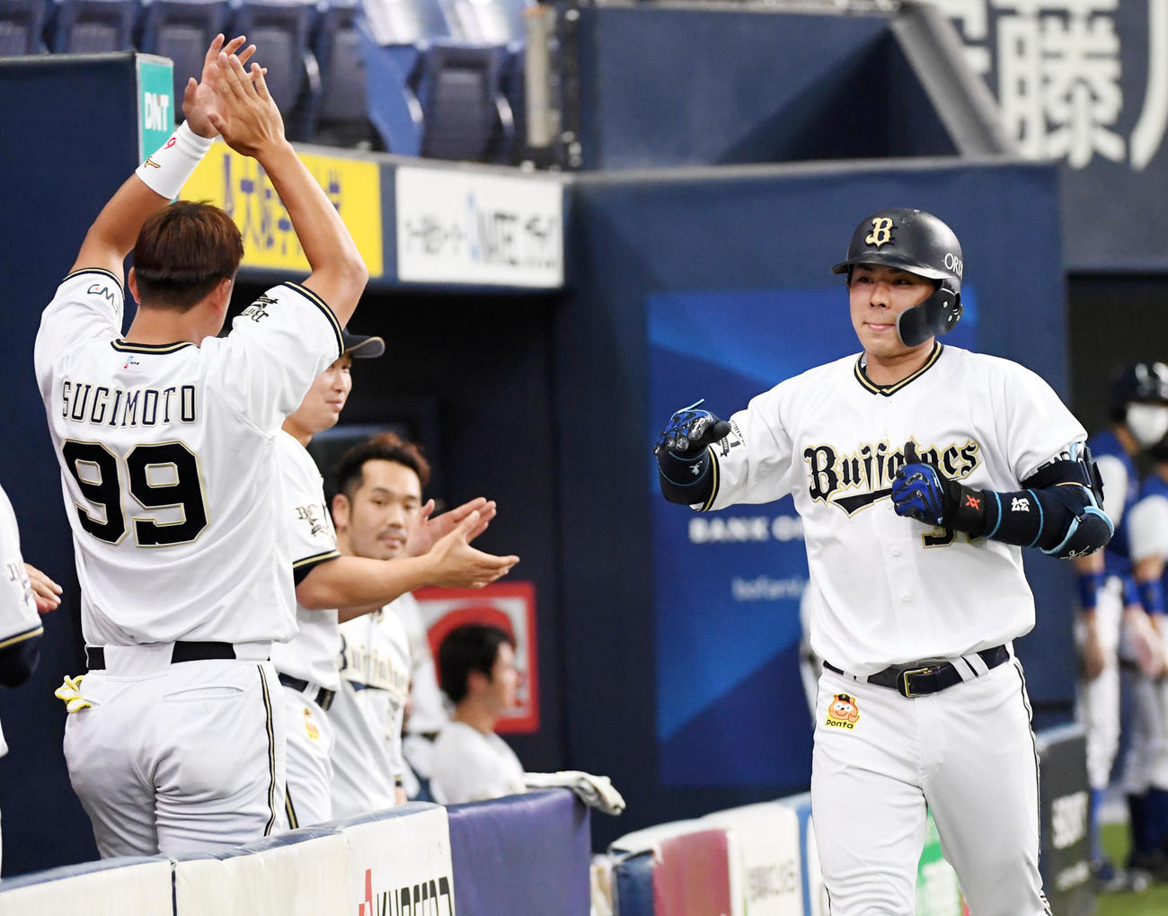 オリックス対広島　5回裏オリックス無死、若月は先制の左越え本塁打を放ちナインとエアタッチ（撮影・前岡正明）