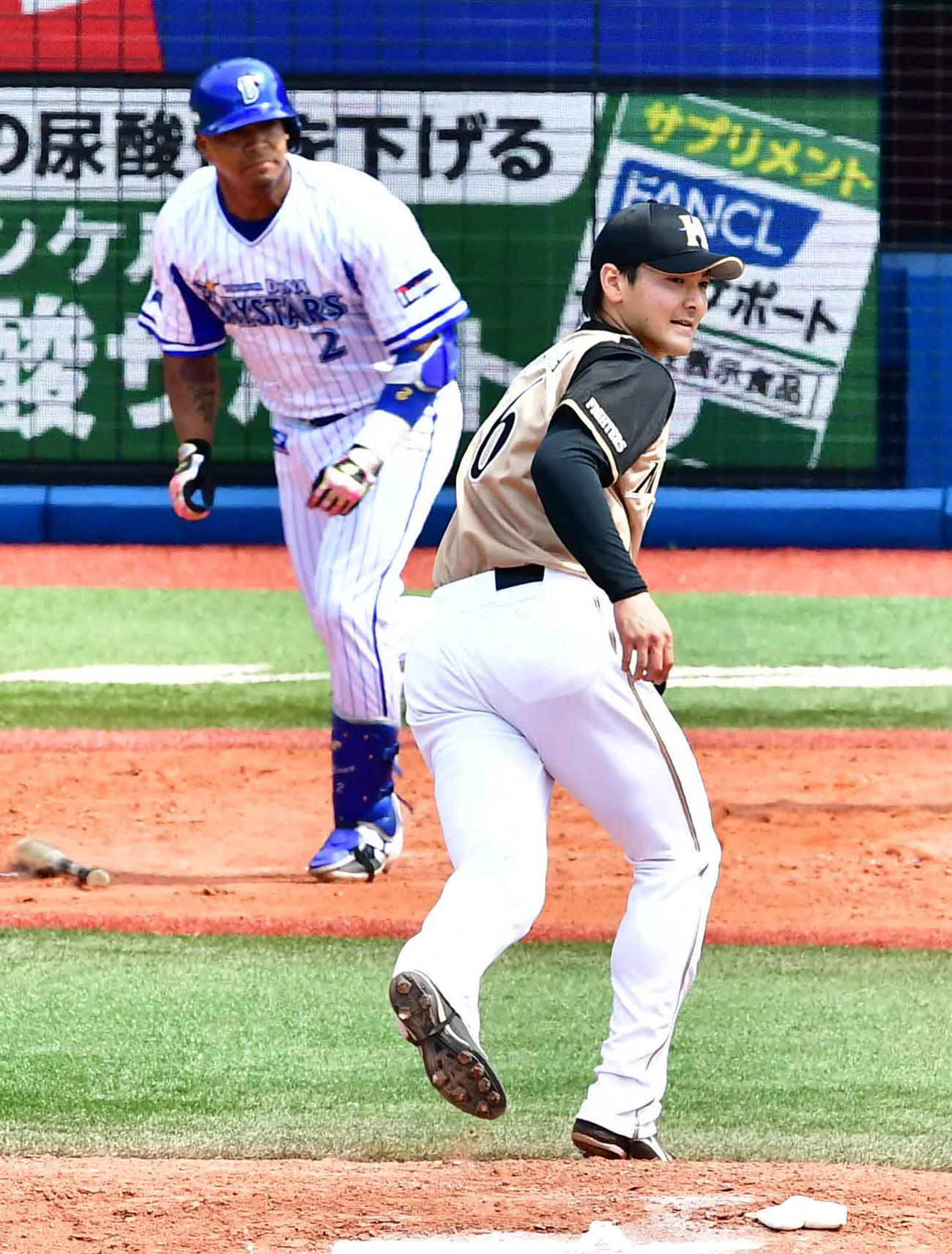 DeNA対日本ハム　3回裏2死一、二塁、ロペス（左）を遊ゴロに仕留める日本ハム先発の有原（撮影・小沢裕）