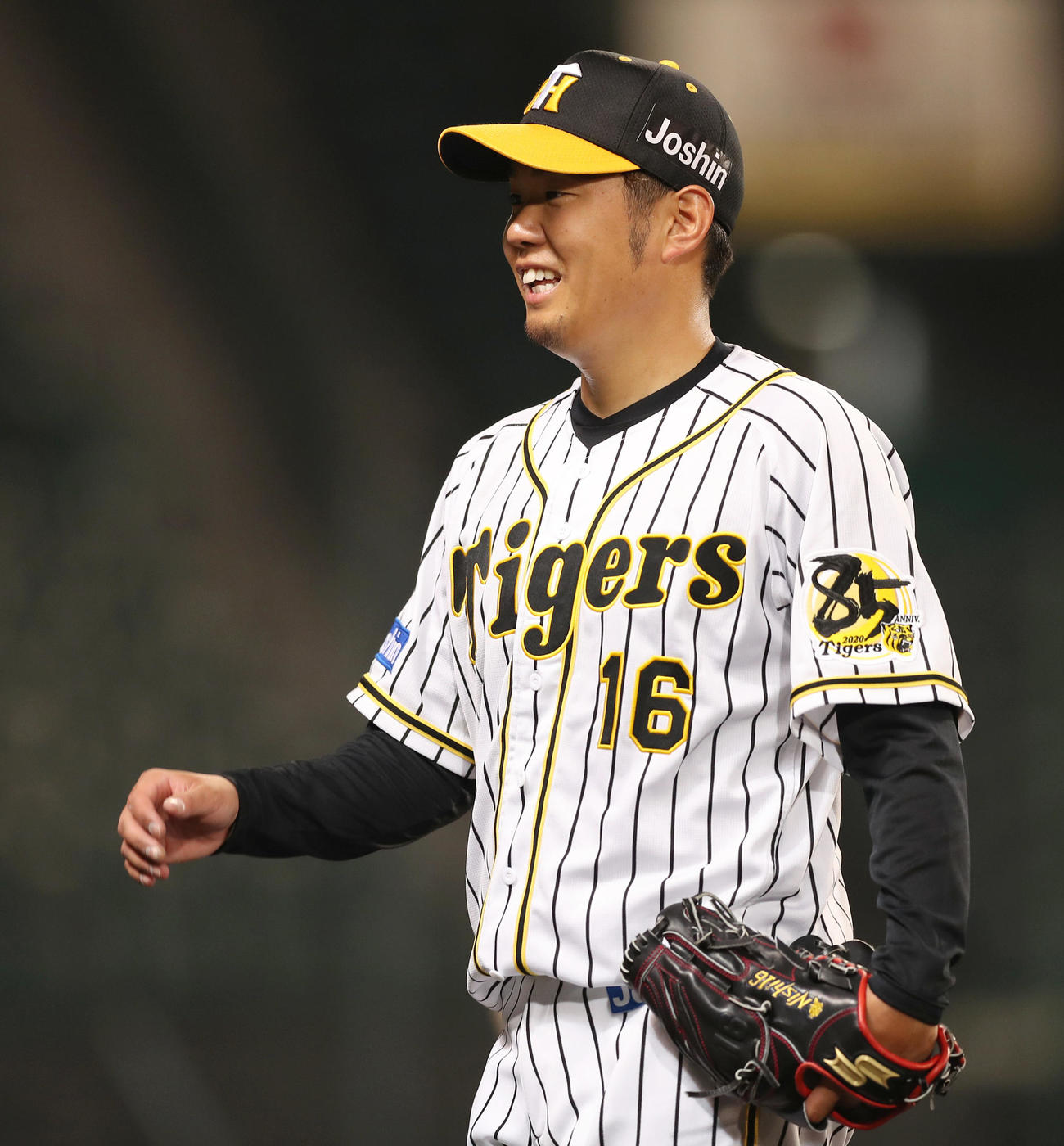 阪神対ソフトバンク　5回を投げ終え、笑顔を見せながらベンチへ戻る西勇（撮影・前田充）