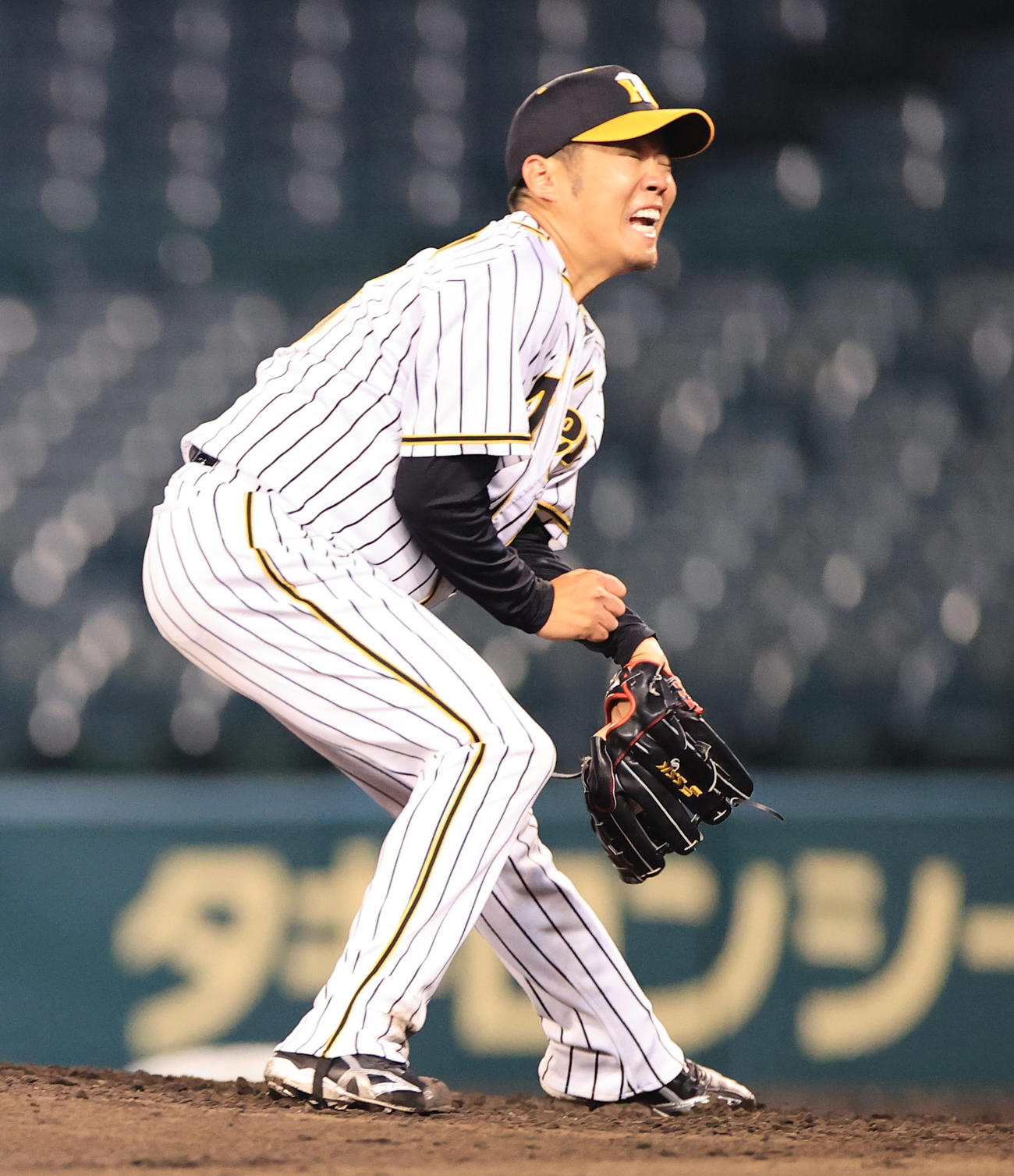 阪神対ソフトバンク　5回表ソフトバンク無死、甲斐拓也の投手返しを捕る西勇輝（撮影・清水貴仁）