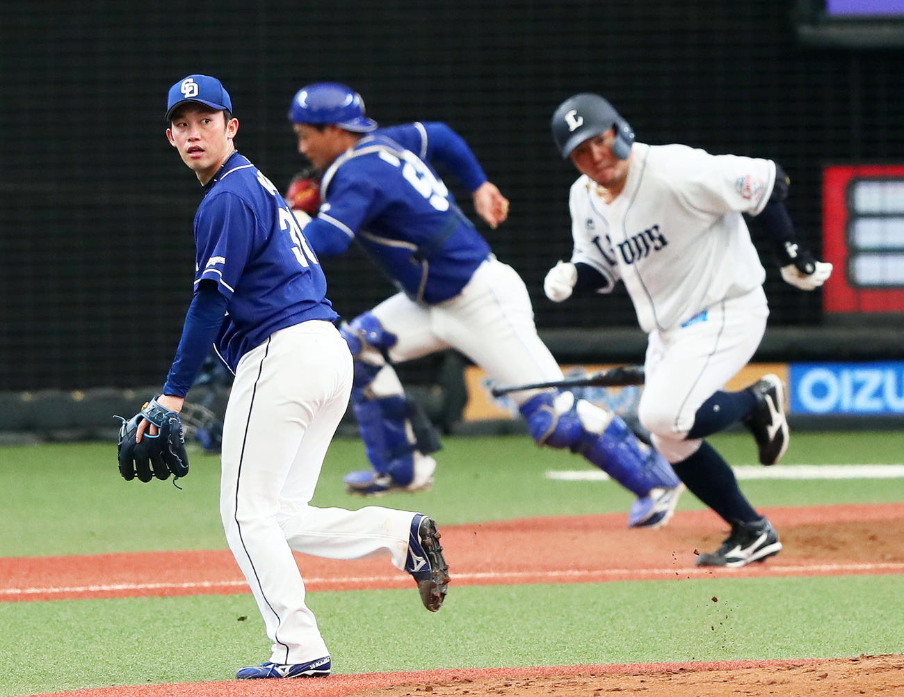 4回裏西武無死、山川を遊ゴロに仕留める岡野（撮影・足立雅史）