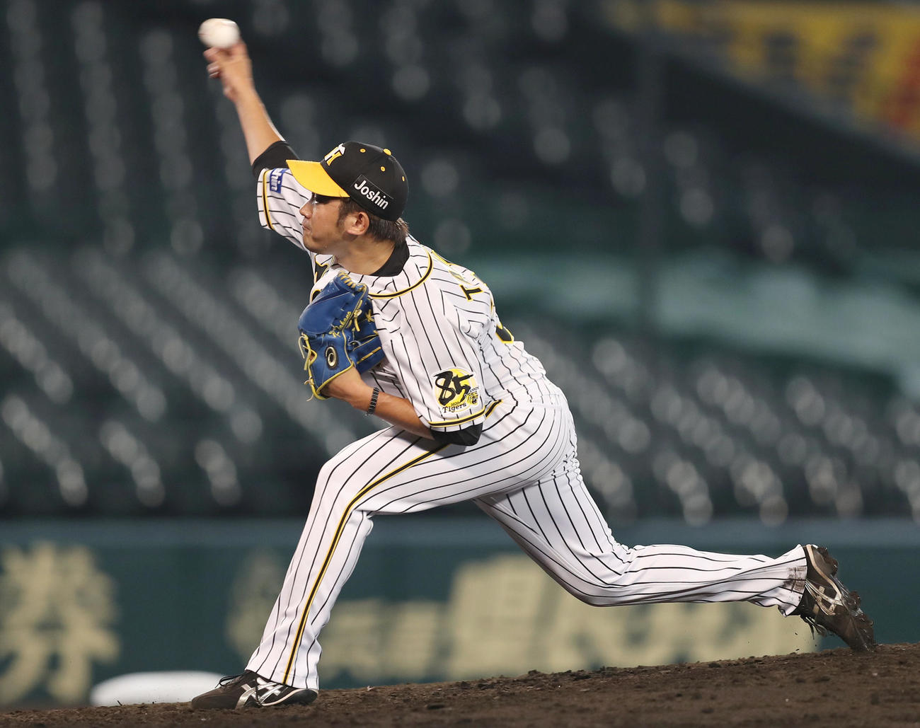 阪神対ソフトバンク　阪神2番手で登板する高野（撮影・前田充）