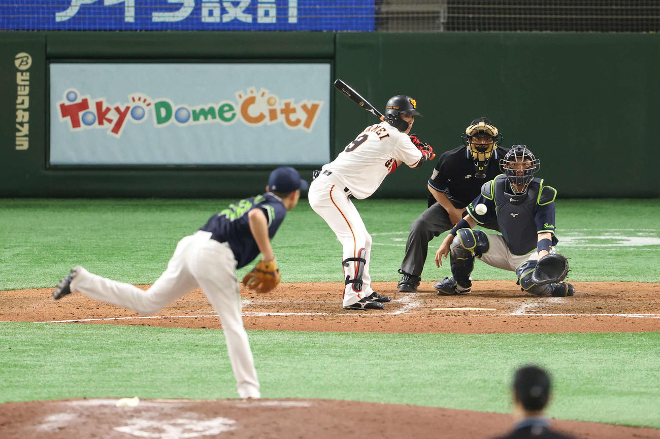 巨人対ヤクルト　5回裏巨人1死、亀井に4球目を投げる石川（撮影・河野匠）