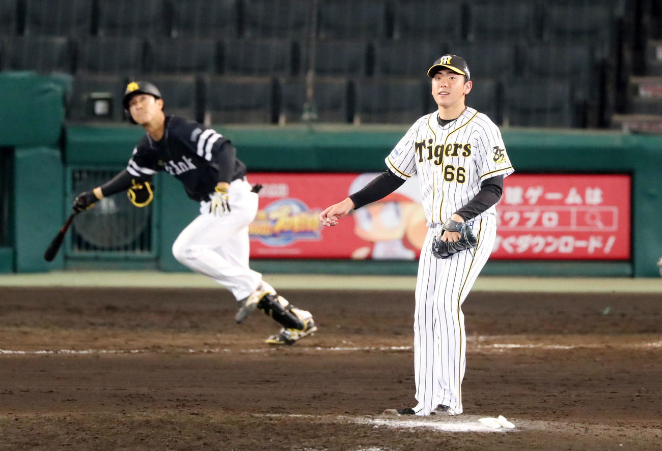 9回表ソフトバンク2死一、二塁、小川は柳町に中越え適時三塁打を打たれ失点する（撮影・加藤哉）