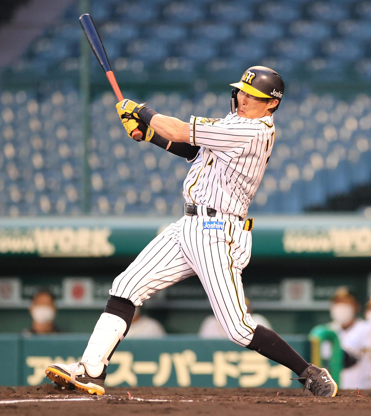 阪神対ソフトバンク　3回裏阪神2死一塁、糸井は左翼ポール直撃の逆転2点本塁打を放つ（撮影・清水貴仁）