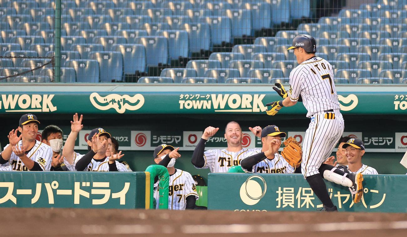 阪神対ソフトバンク　3回裏阪神2死一塁、左翼ポール直撃の逆転2点本塁打を放った糸井は、ボーア（中央）らナインと”かめはめ波”（撮影・清水貴仁）
