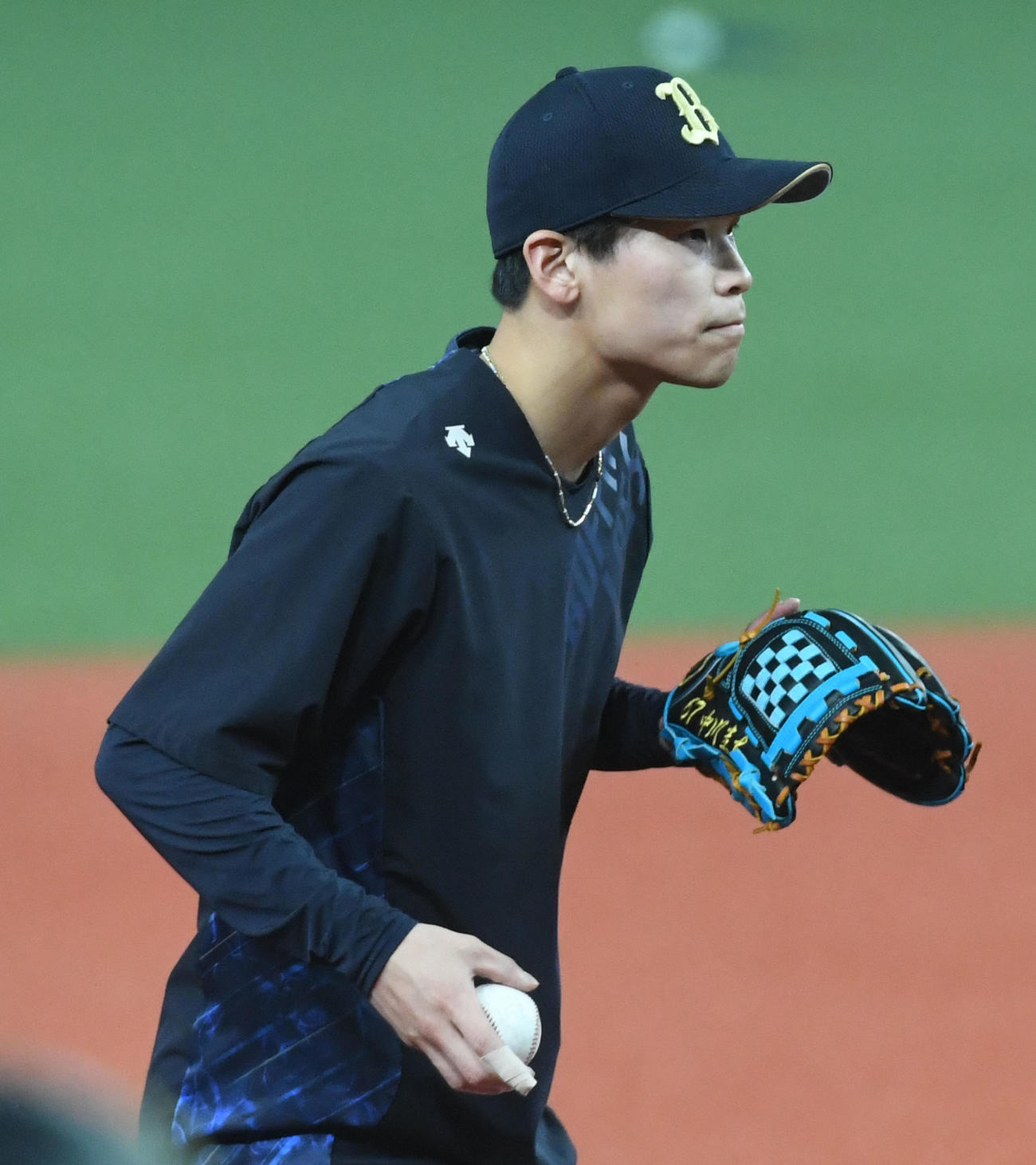 オリックス対広島　右手ひとさし指にテーピングをして練習を行う中川（撮影・前岡正明）