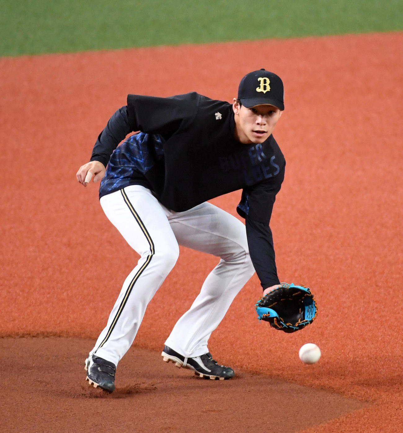 オリックス対広島　ノックを受ける中川（撮影・前岡正明）