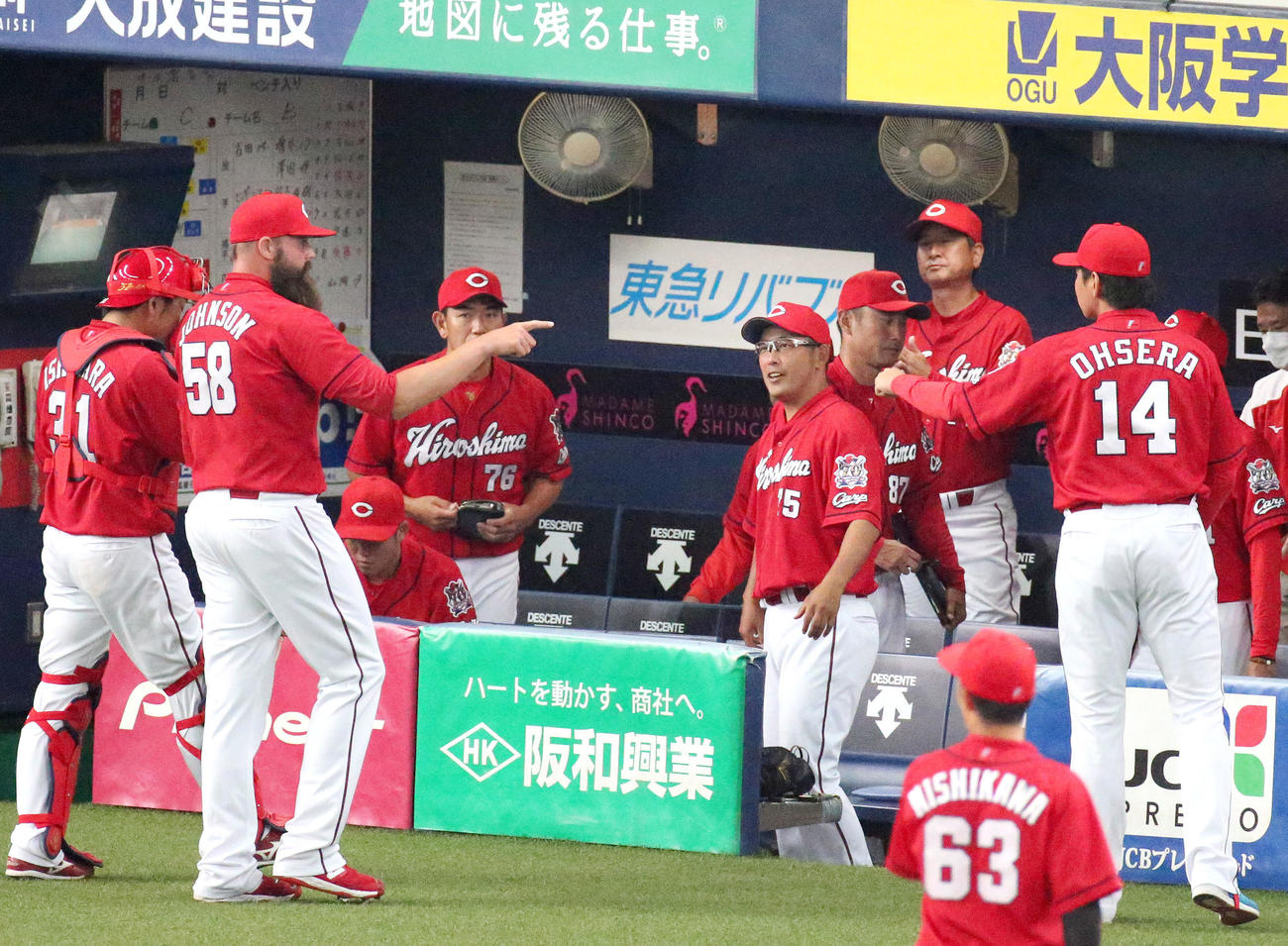 練習試合・オリックス対広島　8回裏に登板のD・ジョンソン（左から2人目）は打者を3人で抑え大瀬良（右）の出迎えに応える（撮影・上山淳一）