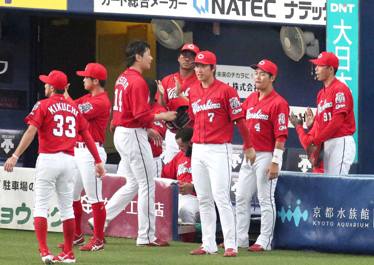 オリックス対広島　大瀬良（左から3人目）は4回を無失点に抑えナインに迎えられる（撮影・上山淳一）