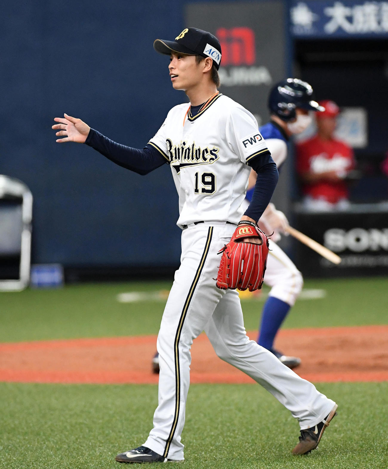 オリックス対広島　7回、笑顔でベンチに戻るオリックス先発の山岡（撮影・前岡正明）
