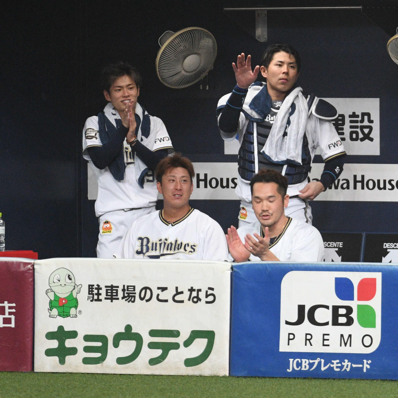 オリックス対広島　7回裏の追加点にベンチで喜ぶ山岡泰輔（左）と若月健矢（撮影・渦原淳）