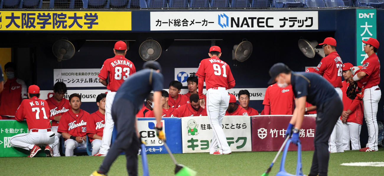 オリックス対広島　オリックスに敗れ首脳陣の話を聞く広島ナイン（撮影・前岡正明）
