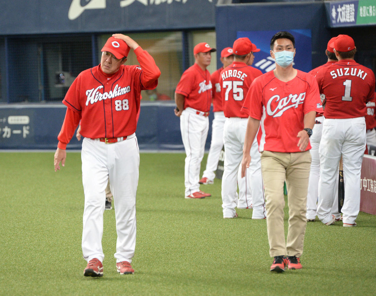 オリックスに敗れ会見に向かう佐々岡監督（撮影・渦原淳）