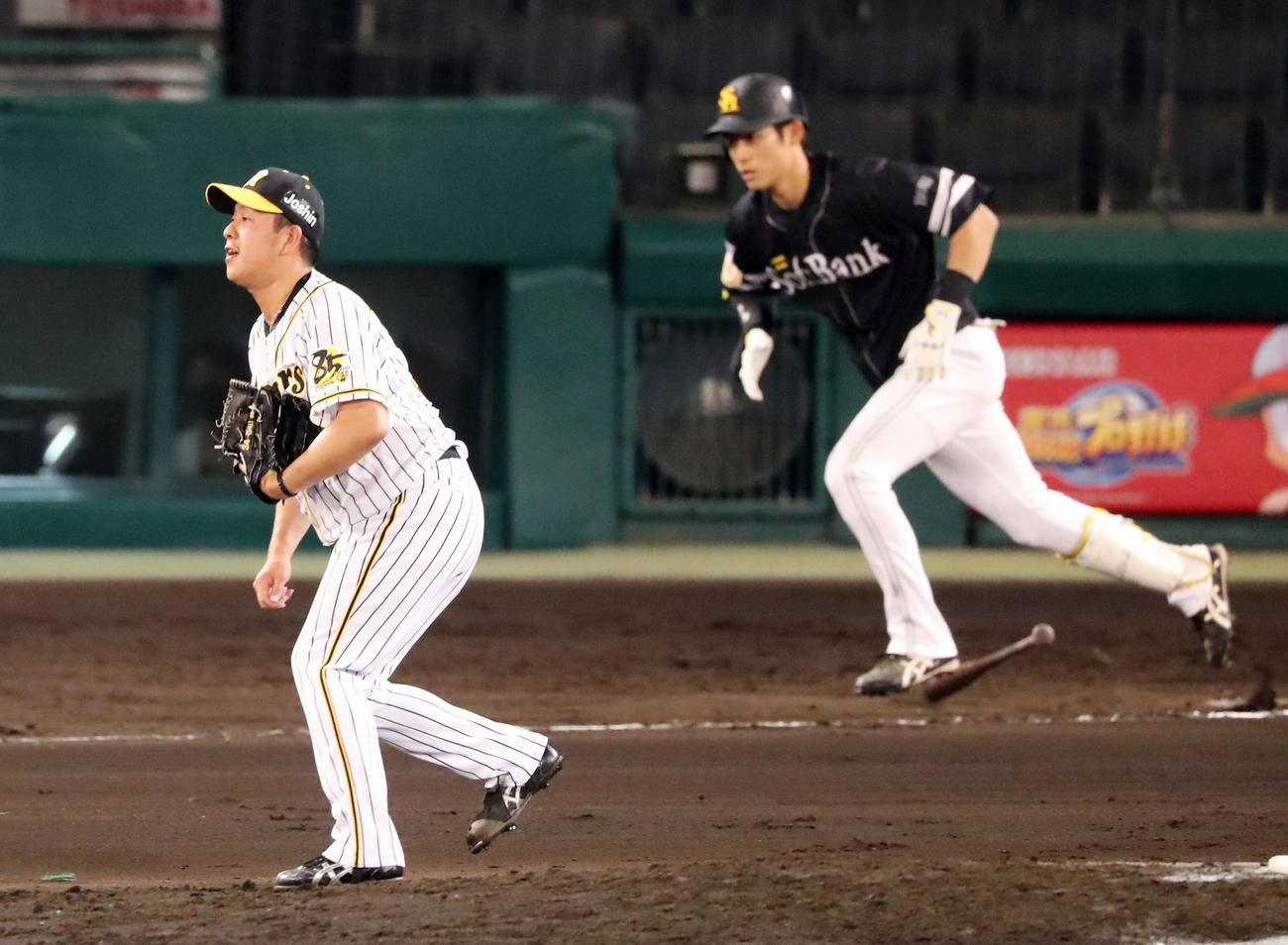 阪神対ソフトバンク　7回表ソフトバンク1死三塁、谷川は上林に右前適時打を打たれ失点する（撮影・加藤哉）