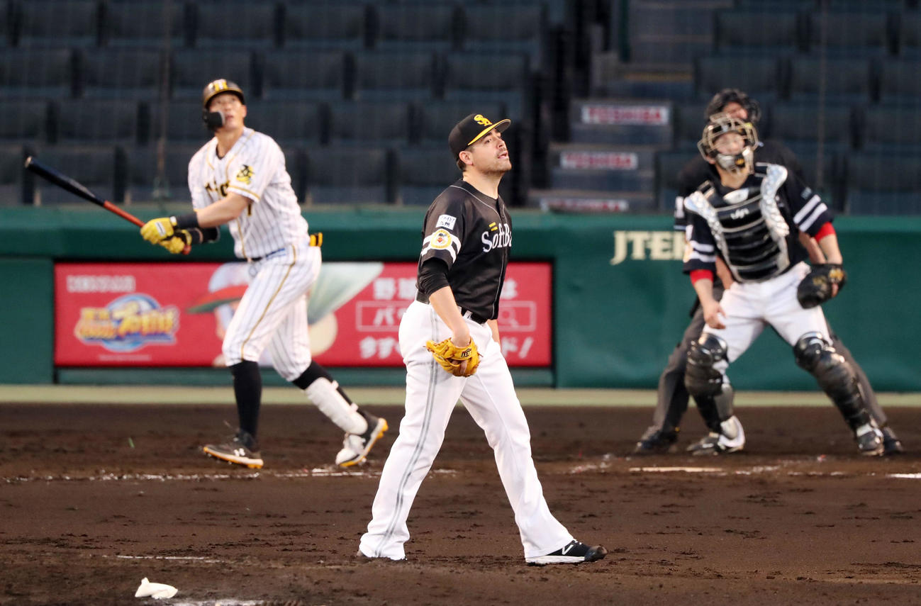 阪神対ソフトバンク　3回裏阪神2死二塁、ムーアは糸井に左越え2点本塁打を被弾（撮影・加藤哉）