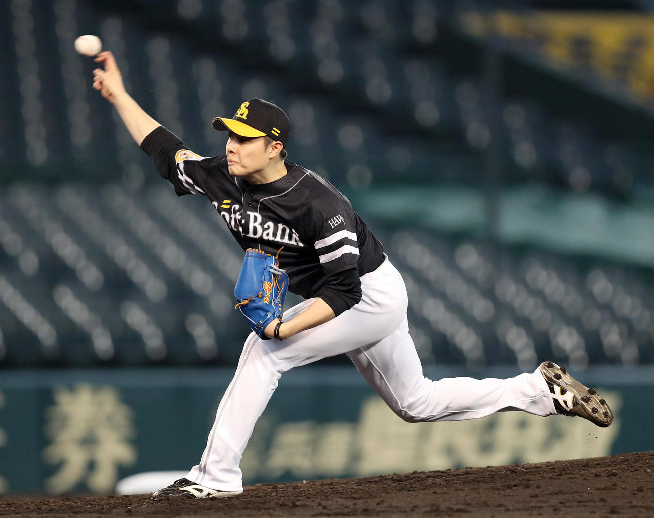阪神対ソフトバンク　ソフトバンク2番手で登板する松本（撮影・前田充）