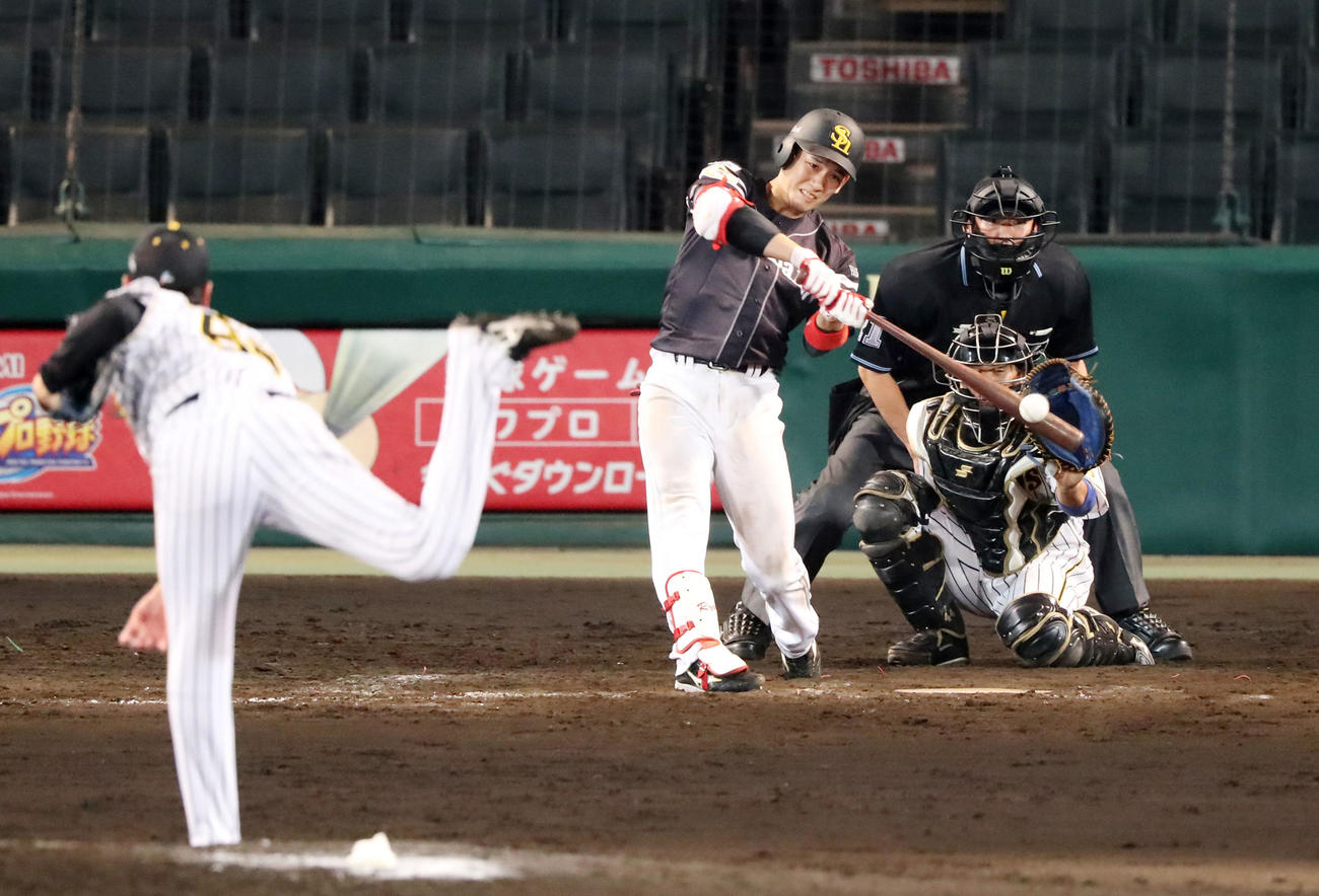 阪神対ソフトバンク　9回表ソフトバンク2死三塁、栗原は左越え適時二塁打を放つ（撮影・加藤哉）