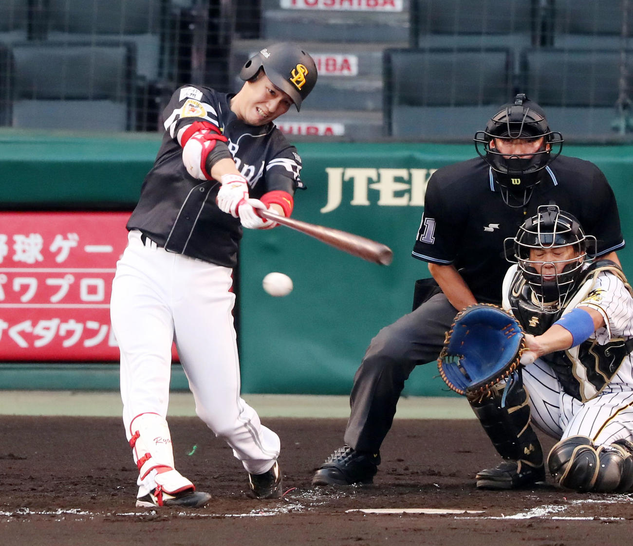 阪神対ソフトバンク　3回表ソフトバンク無死、栗原は右前打を放つ（撮影・加藤哉）
