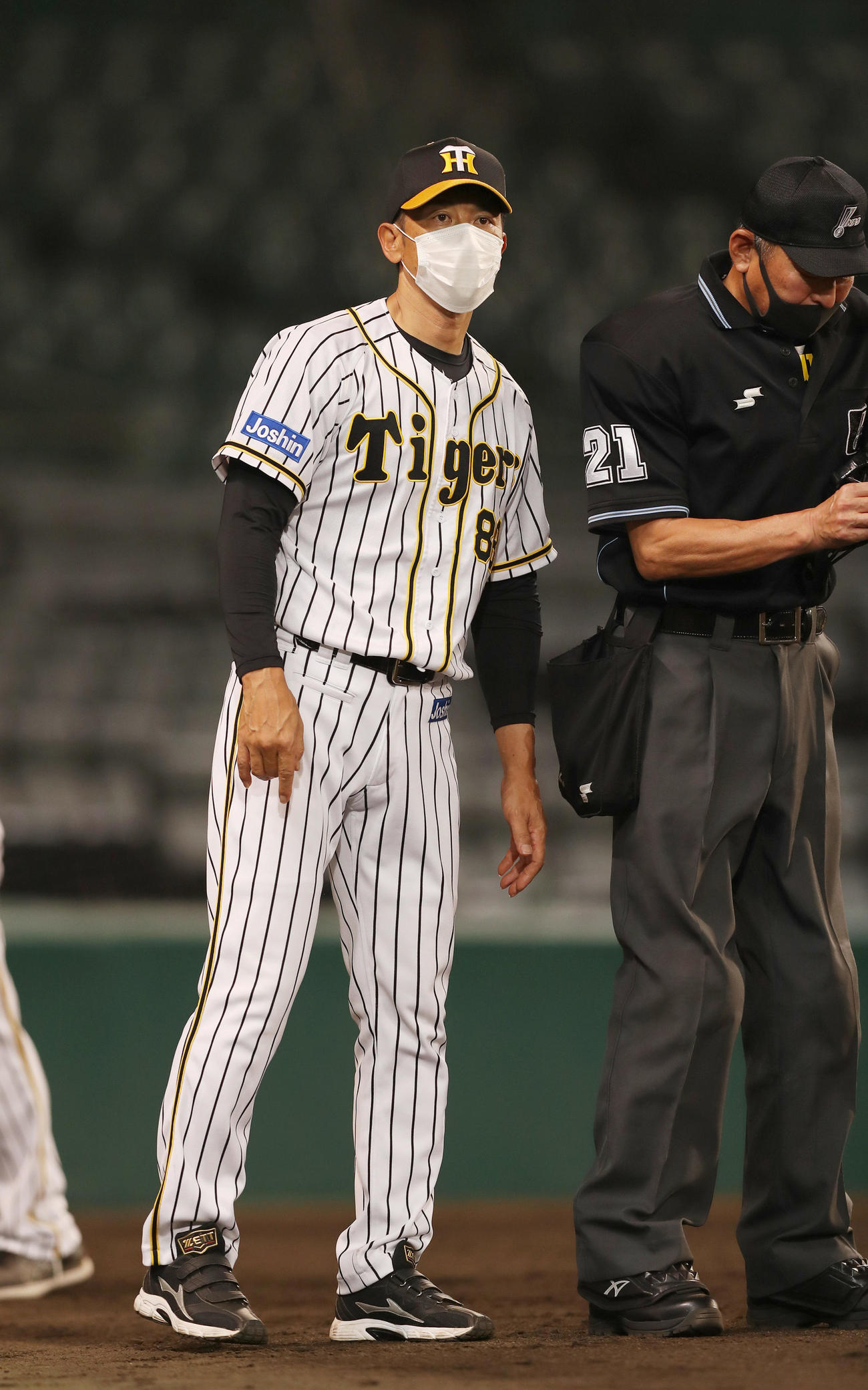 阪神対ソフトバンク　7回、選手交代を告げる矢野監督（撮影・前田充）
