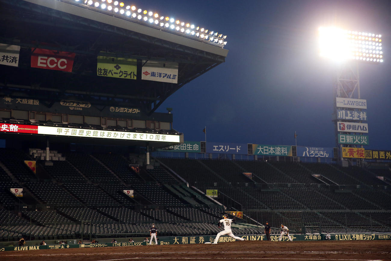 阪神対ソフトバンク　5回、照明の下で投球する西勇（撮影・前田充）